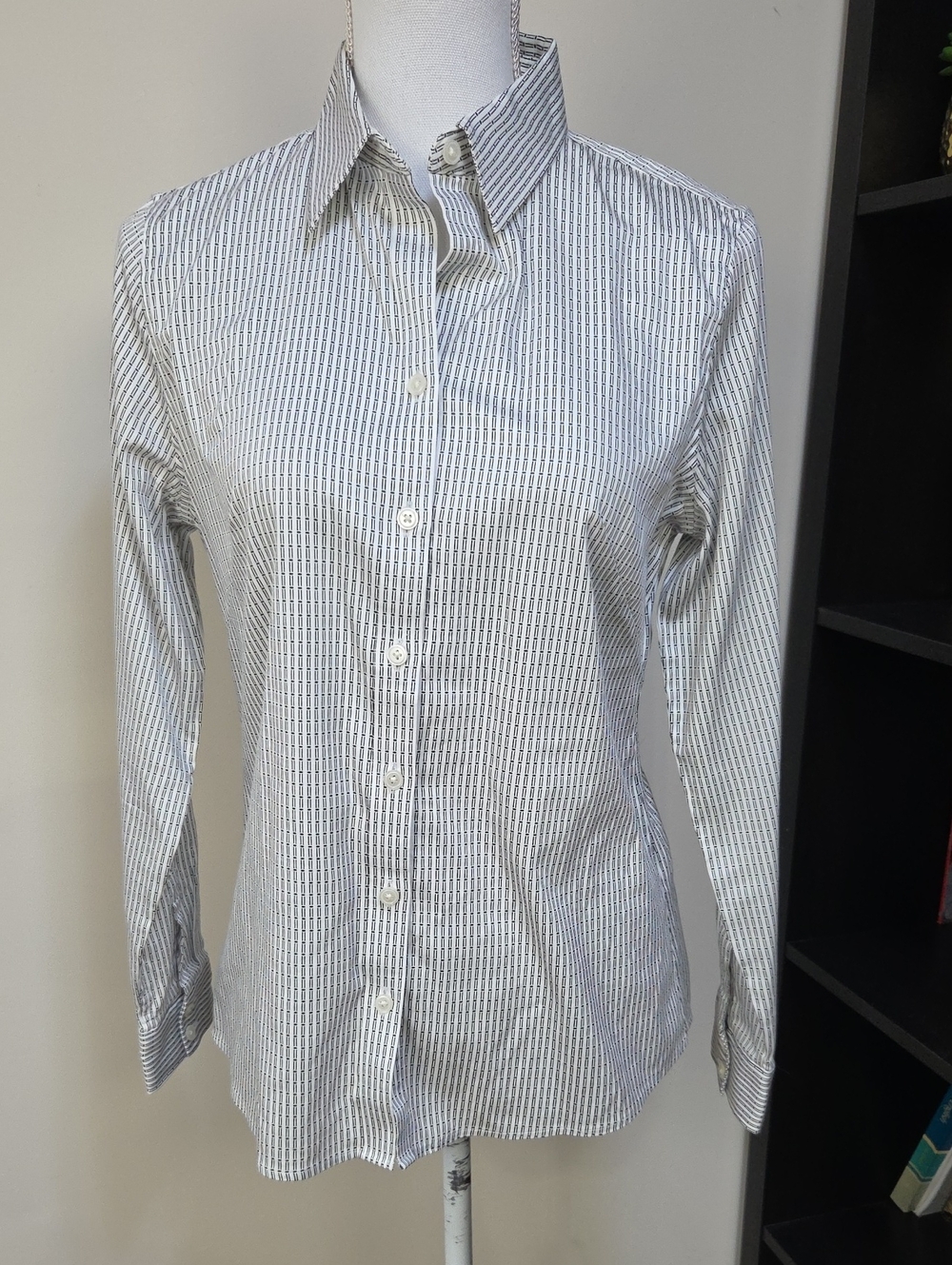 Banana Republic White and Black Chain Stripe Button-Down Shirt